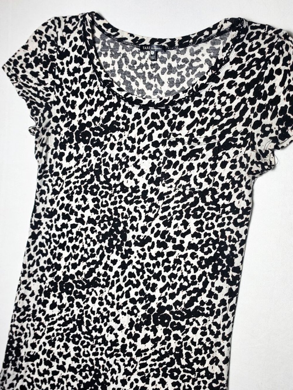 XL Allover Black & white Leapord print short sleeve top crew neck tee